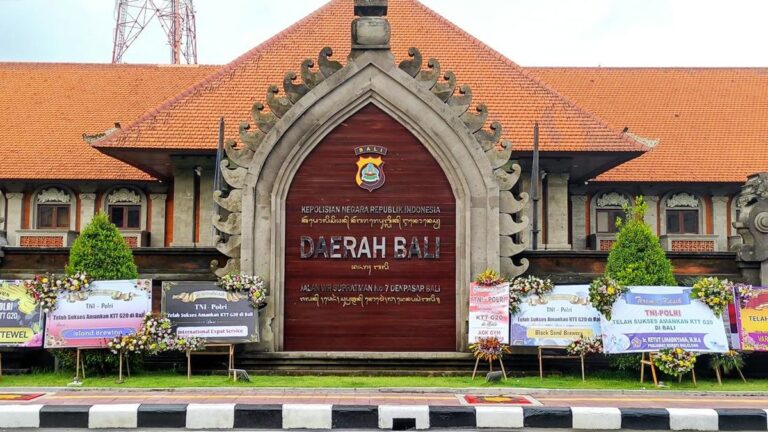 sejumlah-karangan-bunga-memenuhi-halaman-depan-kantor-kepolisian-daerah-polda-bali-usai-perhelatan-konferensi-tingkat-tinggi-t_169