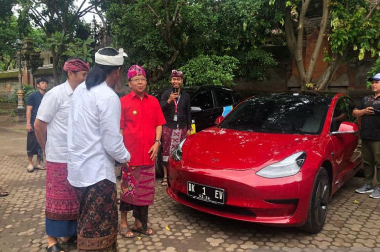 wayan-koster-saat-melihat-kendaraan-listrik