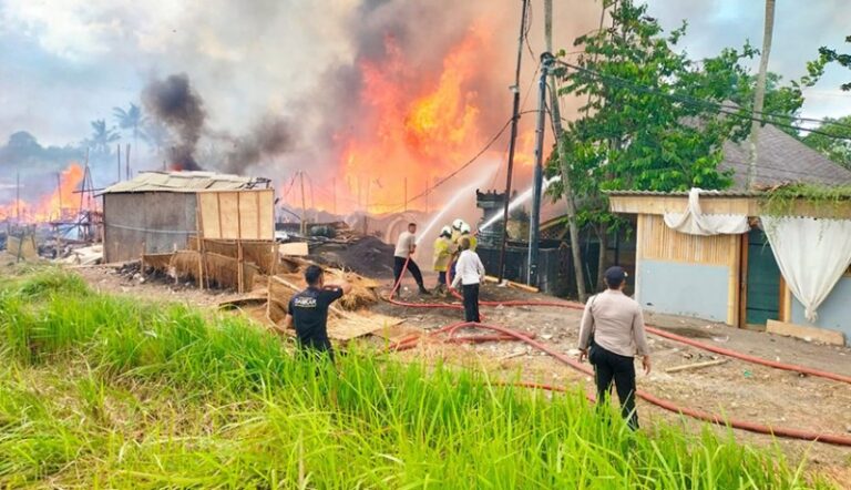 vila-terbakar-hebat-16-bangunan-hangus